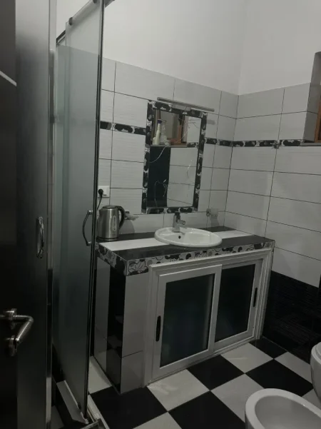 Tirane, jepet me qera apartament 3+1 Kati 2, 160 m² 400 € 