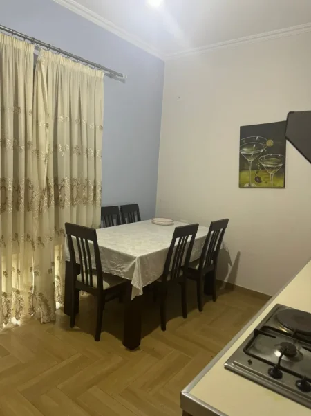 Tirane, jepet me qera apartament 3+1 Kati 2, 160 m² 400 € 
