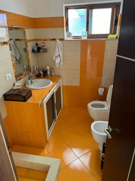Tirane, jepet me qera apartament 3+1 Kati 2, 160 m² 400 € 