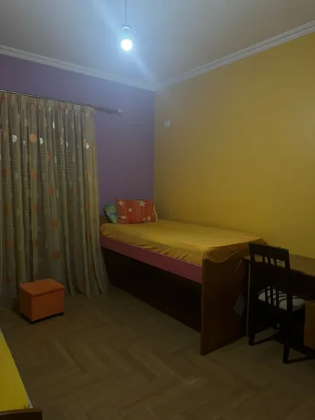 Tirane, jepet me qera apartament 3+1 Kati 2, 160 m² 400 € 