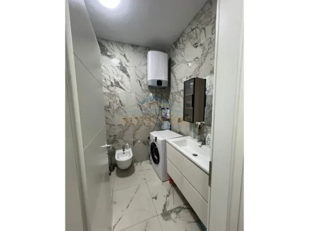 Tirane, jepet me qera apartament 1+1+Ballkon Kati 4, 70 m² 650 € (Fusha e Aviacionit)