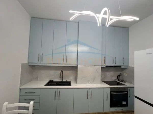 Tirane, jepet me qera apartament 1+1+Ballkon Kati 4, 70 m² 650 € (Fusha e Aviacionit)