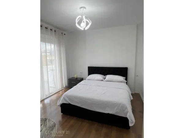 Tirane, jepet me qera apartament 2+1+Ballkon Kati 5, 105 m² 700 € 