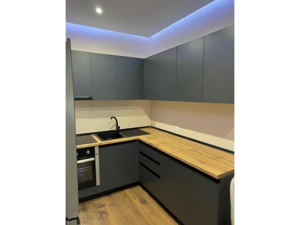 Tirane, jepet me qera apartament 2+1+Ballkon Kati 5, 105 m² 700 € 