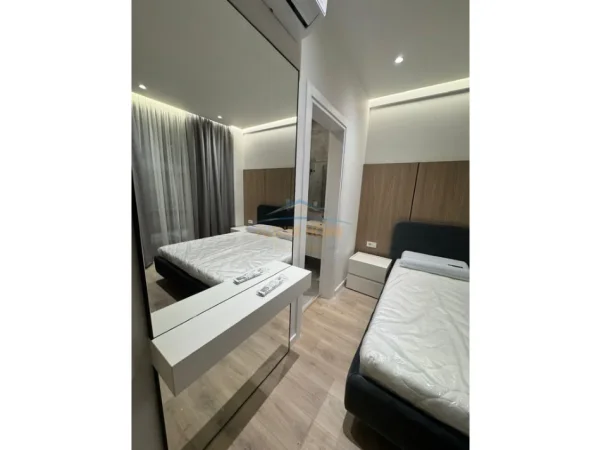 Tirane, jepet me qera apartament 2+1+Ballkon Kati 1, 90 m² 1.500 € (Golden Tower)