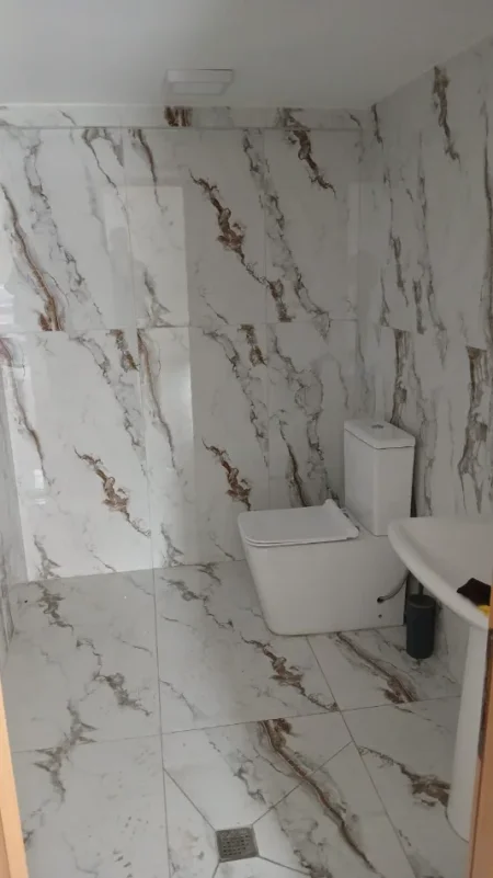 Tirane, jepet me qera dyqan Kati 0, 60 m² 700 €