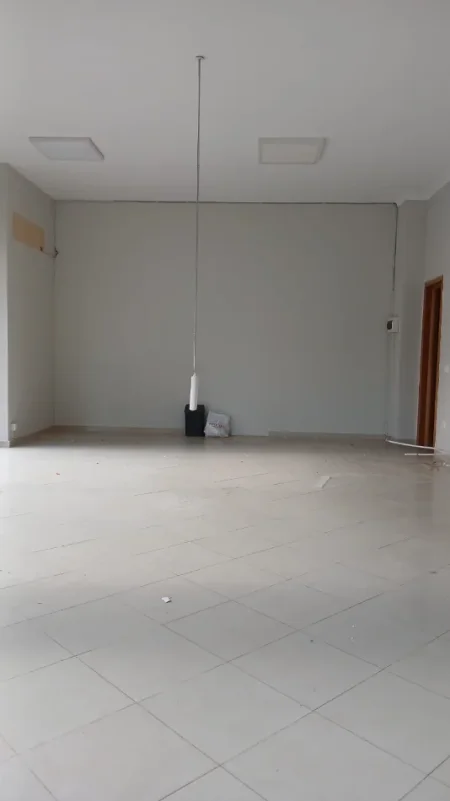 Tirane, jepet me qera dyqan Kati 0, 60 m² 700 €