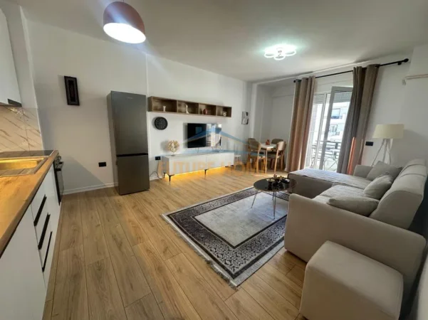Tirane, jepet me qera apartament 2+1+Ballkon Kati 6, 95 m² 750 € (Kompleksi Star, 21 Dhjetori)