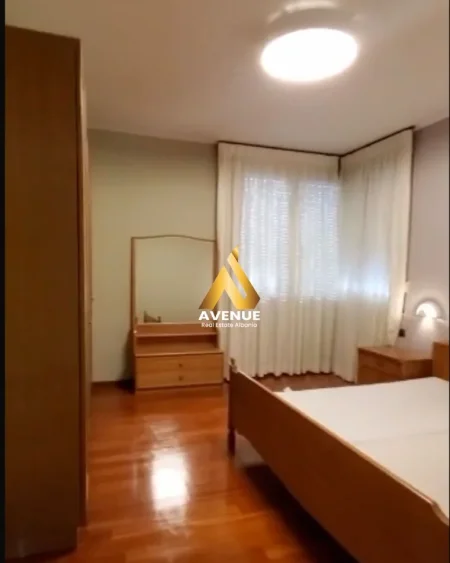 Tirane, jepet me qera apartament 3+1+Ballkon Kati 4, 115 m² 1.600 € (Rruga e Kosovareve)