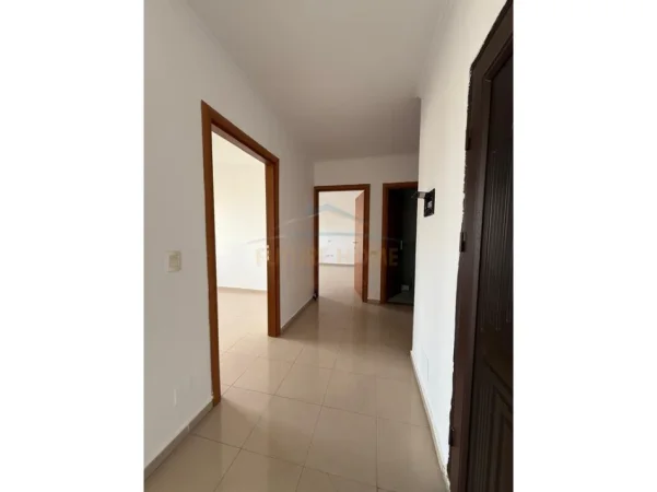 Tirane, jepet me qera ambjent biznesi Kati 8, 104 m² 800 € (Rruga e Kosovareve)