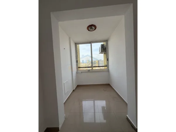 Tirane, jepet me qera ambjent biznesi Kati 8, 104 m² 800 € (Rruga e Kosovareve)