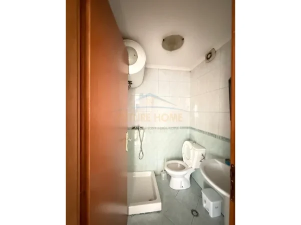 Tirane, jepet me qera ambjent biznesi Kati 8, 104 m² 800 € (Rruga e Kosovareve)
