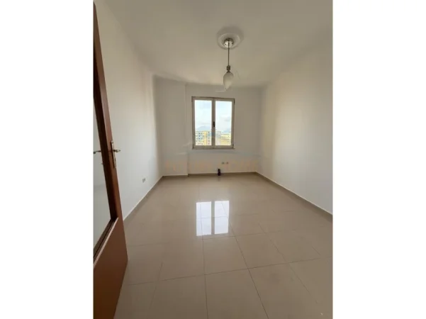 Tirane, jepet me qera ambjent biznesi Kati 8, 104 m² 800 € (Rruga e Kosovareve)