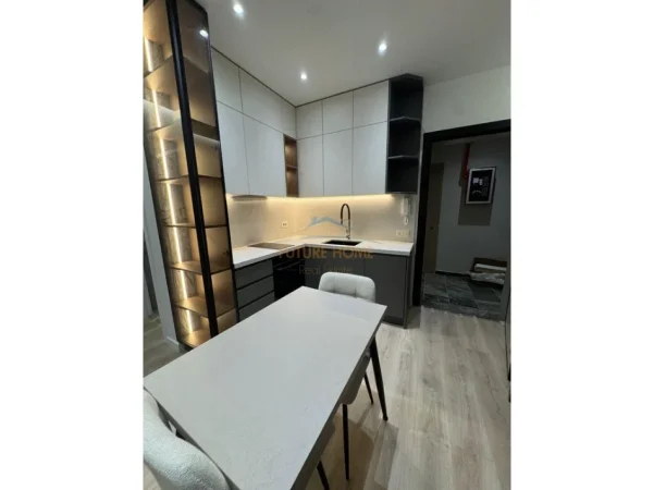 Tirane, jepet me qera apartament 1+1+Ballkon Kati 1, 65 m² 1.000 € (Golden Tower)