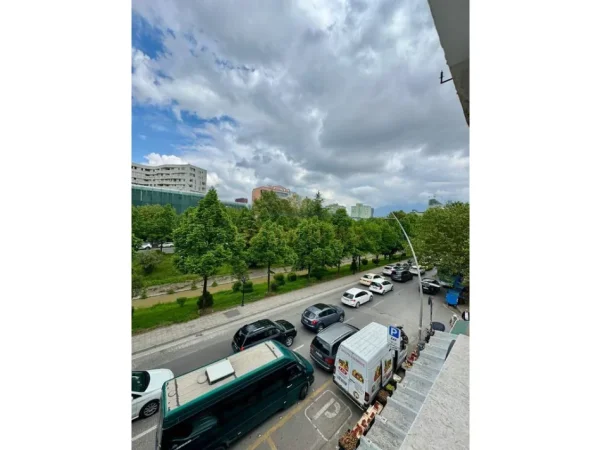 Tirane, jepet me qera ambjent biznesi Kati 2, 67 m² 750 € (Tek Kryqezimi i Vasil Shantos)