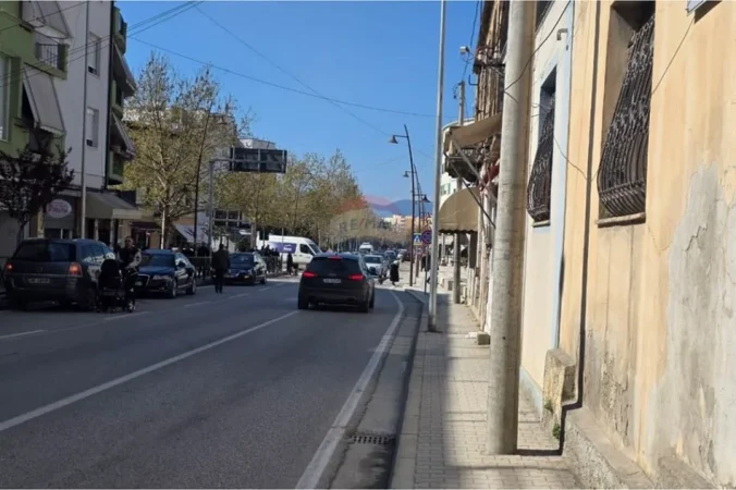 Vlore, jepet me qera dyqan Kati 0, 50 m² 300 € (Rruga Ali Demi, Vlorë)