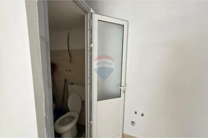 Vlore, jepet me qera dyqan Kati 0, 50 m² 300 € (Rruga Ali Demi, Vlorë)