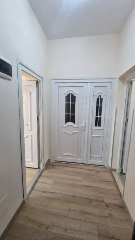 Tirane, jepet me qera zyre Kati 2, 55 m² 850 € (MINE PEZA)