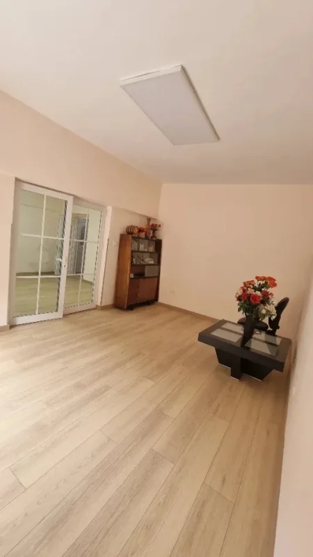 Tirane, jepet me qera zyre Kati 2, 55 m² 850 € (MINE PEZA)