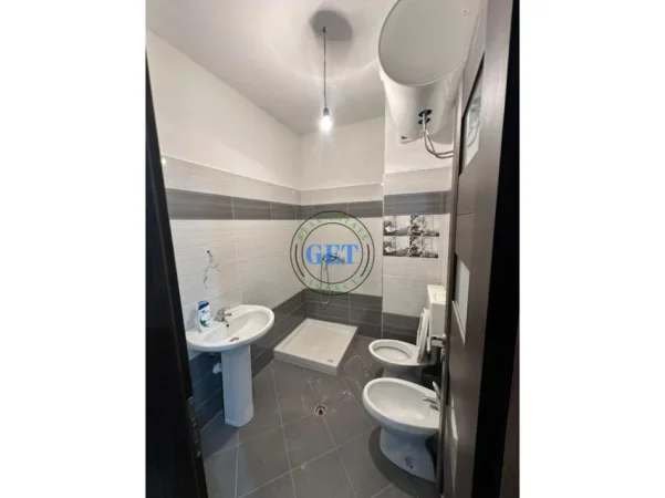 Durres, jepet me qera apartament 2+1 Kati 4, 85 m² 300 € (Ish-Rajoni)