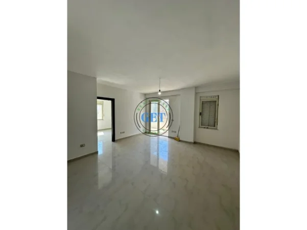 Durres, jepet me qera apartament 2+1 Kati 4, 85 m² 300 € (Ish-Rajoni)