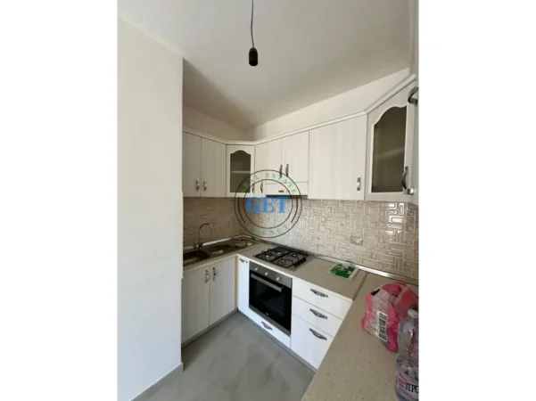 Durres, jepet me qera apartament 2+1 Kati 4, 85 m² 300 € (Ish-Rajoni)