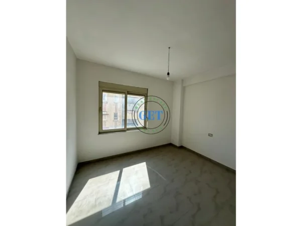 Durres, jepet me qera apartament 2+1 Kati 4, 85 m² 300 € (Ish-Rajoni)