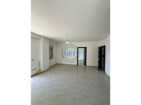 Durres, jepet me qera apartament 2+1 Kati 4, 85 m² 300 € (Ish-Rajoni)
