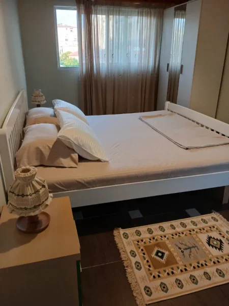 Tirane, jepet me qera apartament 3+1+Ballkon Kati 4, 110 m² 700 € (Komuna e Parisit)