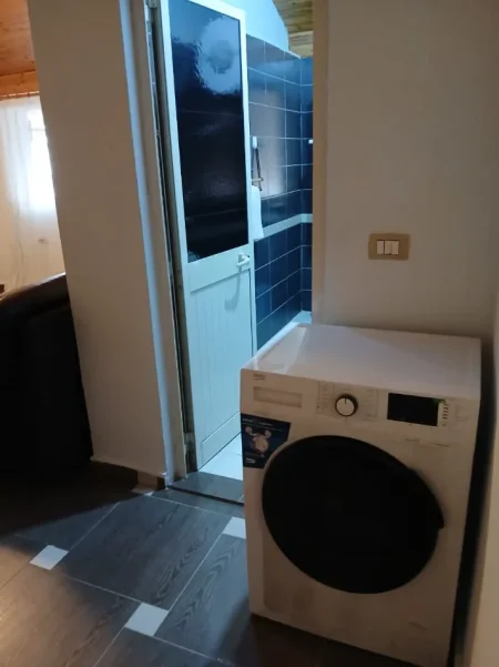 Tirane, jepet me qera apartament 3+1+Ballkon Kati 4, 110 m² 700 € (Komuna e Parisit)