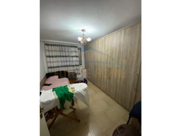 Tirane, jepet me qera apartament 3+1 Kati 4, 150 m² 800 Euro