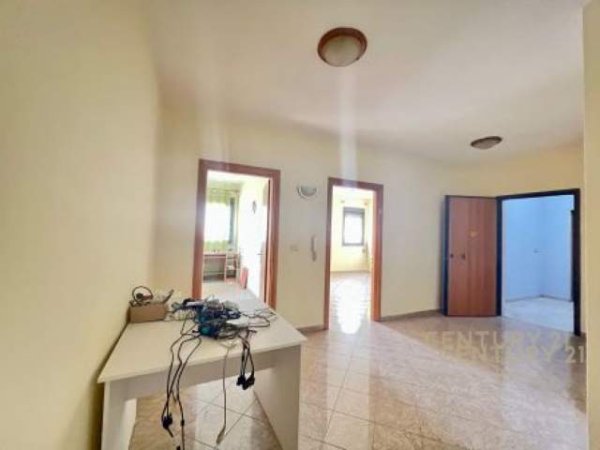 Tirane, jepet me qera zyre Kati 6, 85 m² 800 Euro (qender)