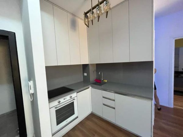 Tirane, jepet me qera apartament Kati 10, 85 m² 800 Euro (RRuga e Barrikadave)