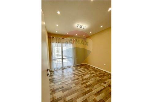 Tirane, jepet me qera apartament 550 Euro