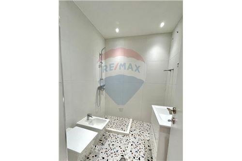 Tirane, jepet me qera apartament 550 Euro