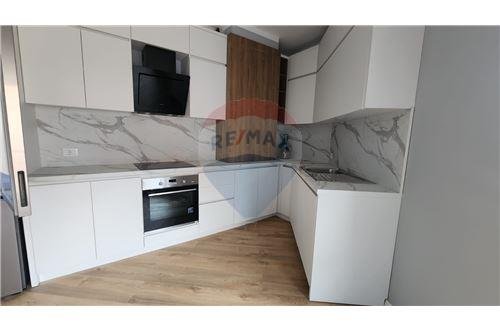 Tirane, jepet me qera apartament 650 Euro
