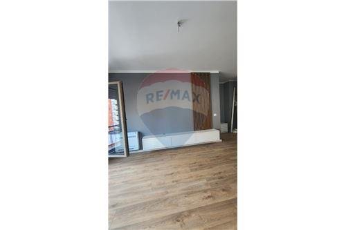 Tirane, jepet me qera apartament 650 Euro