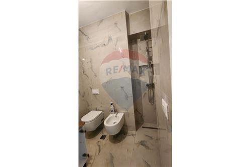 Tirane, jepet me qera apartament 650 Euro