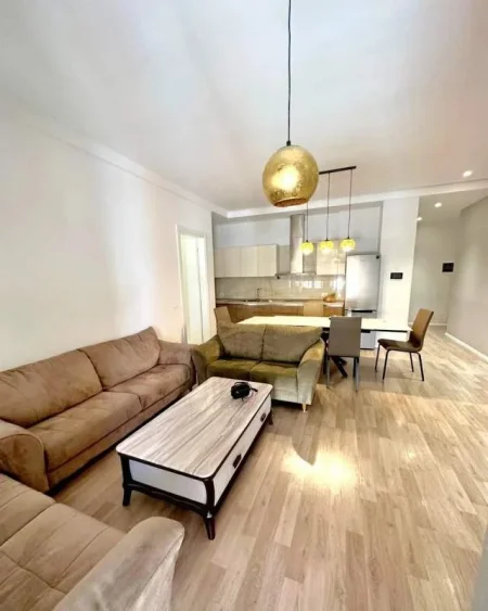 Tirane, jepet me qera apartament 2+1 120 m² 1.000 Euro (Kompleksi Delijorgji)