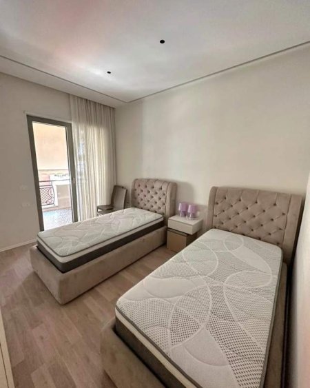 Tirane, jepet me qera apartament 2+1 120 m² 1.000 Euro (Kompleksi Delijorgji)