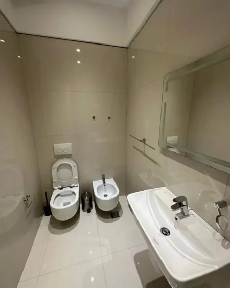 Tirane, jepet me qera apartament 2+1 120 m² 1.000 Euro (Kompleksi Delijorgji)