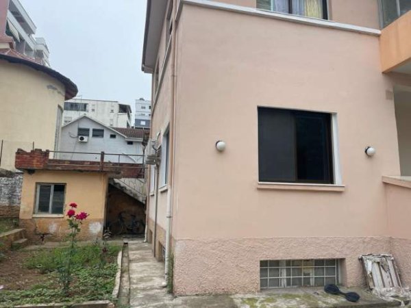 Tirane, jepet me qera Vile 300 m² 1.500 Euro (Xhemal Tafaj)