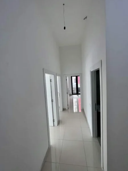 Tirane, jepet me qera ambjent biznesi Kati 1, 85 m² 500 Euro (Farmacia 10 te Arlis)