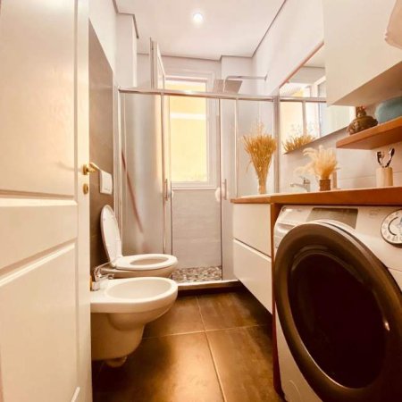 Tirane, jepet me qera apartament 2+1+BLK Kati 2, 850 Euro (Liqeni Thate,Hotel Radisson)