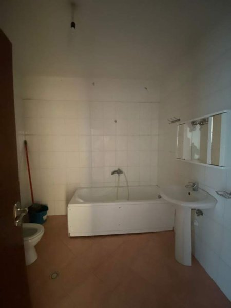 Tirane, jepet me qera apartament Kati 3, 120 m² 270 Euro (Yzberisht)