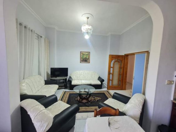 Tirane, jepet me qera apartament 2+1 Kati 4, 120 m² 600 Euro (rruga Deshmoret e 4 Shkurtit)