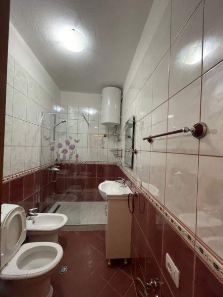 Tirane, jepet me qera apartament 2+1+BLK Kati 4, 92 m² 550 Euro (Stacioni I Trenit)