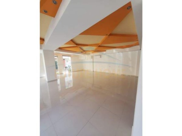 Tirane, jepet me qera ambjent biznesi Kati 0, 105 m² 500 Euro