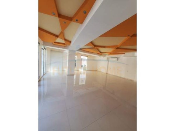 Tirane, jepet me qera ambjent biznesi Kati 0, 105 m² 500 Euro