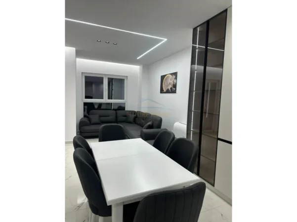 Tirane, jepet me qera apartament 2+1+Ballkon Kati 6, 109 m² 800 € (Kompleksi Aura)